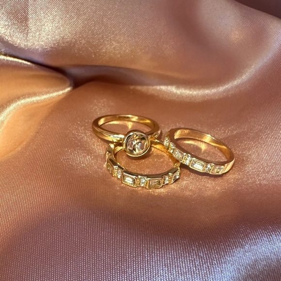 Elegant Artistic Inlaid Crystal Gold Plated Ring with Textured Bands - Picture 4 of 11